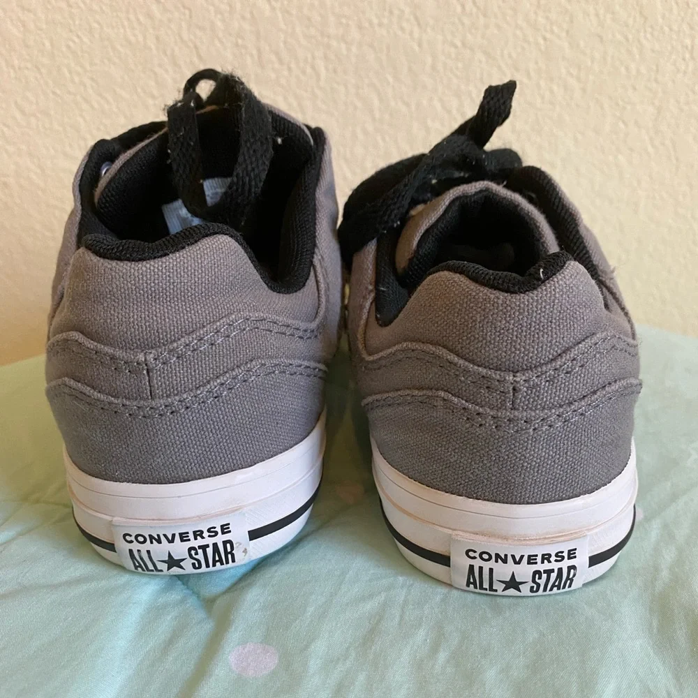 Unisex Kids Gray Converse size 2.